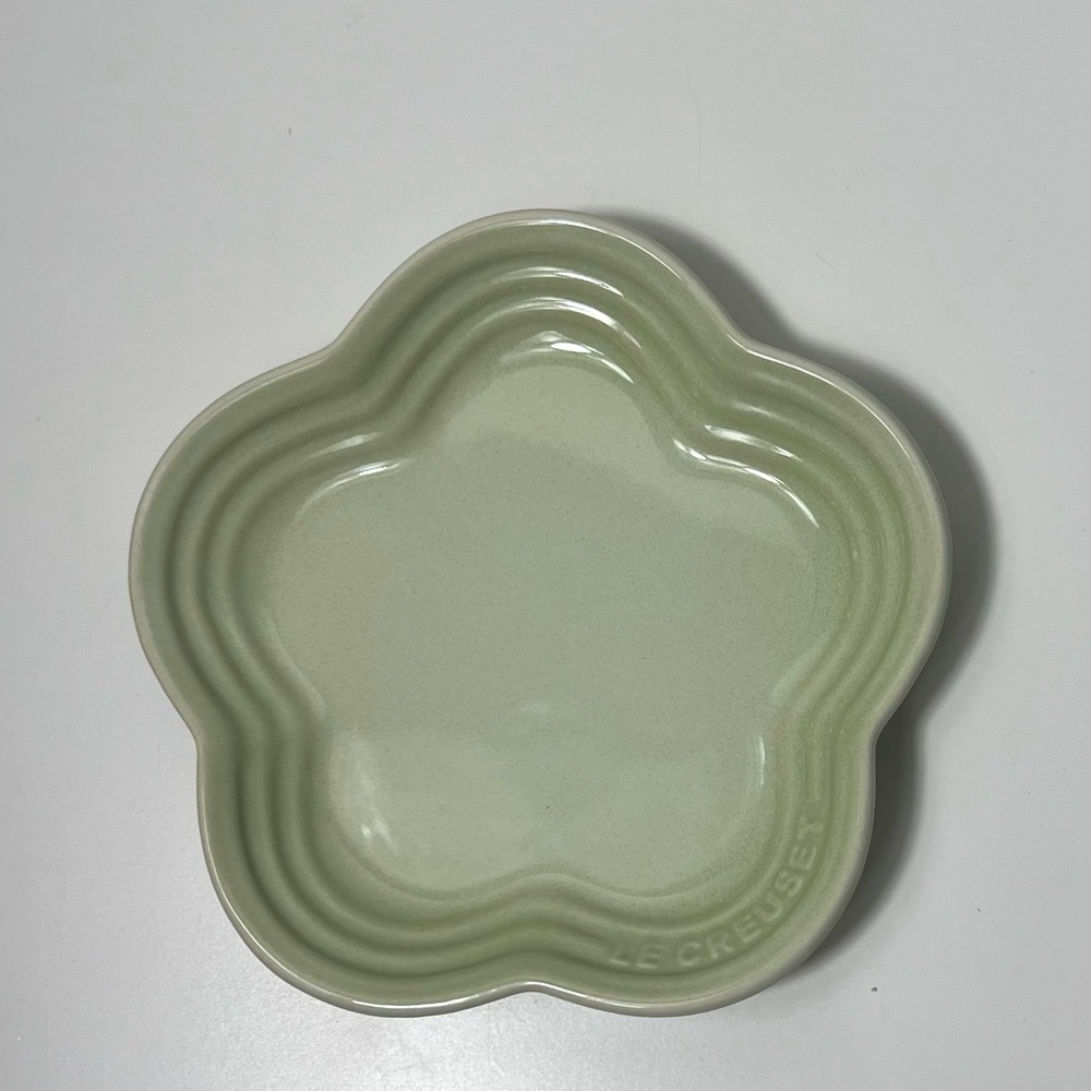 Le Creuset Stoneware Flower Petal Scalloped Trinket Dish Plate Tray - Picture 2 of 10